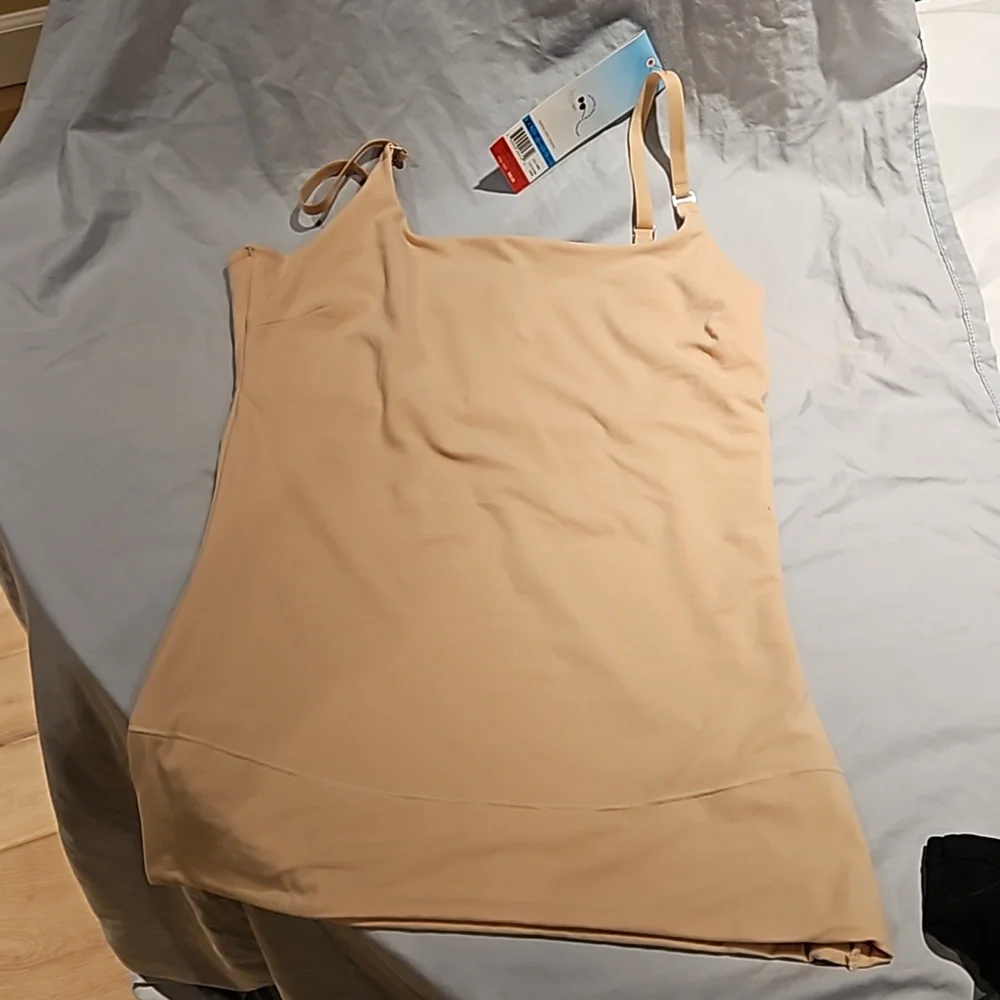 Spanx Red Hot Assets Cami - NWT - Picture 5 of 5
